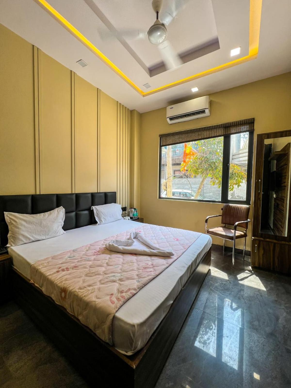 Gsm Hotel Vrindavan Bagian luar foto