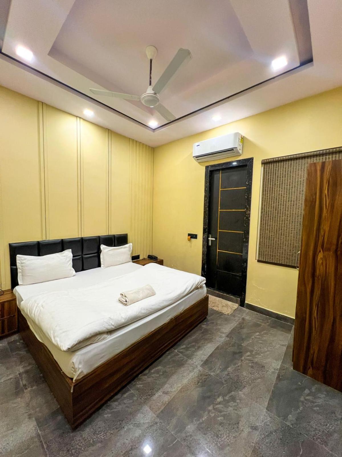 Gsm Hotel Vrindavan Bagian luar foto
