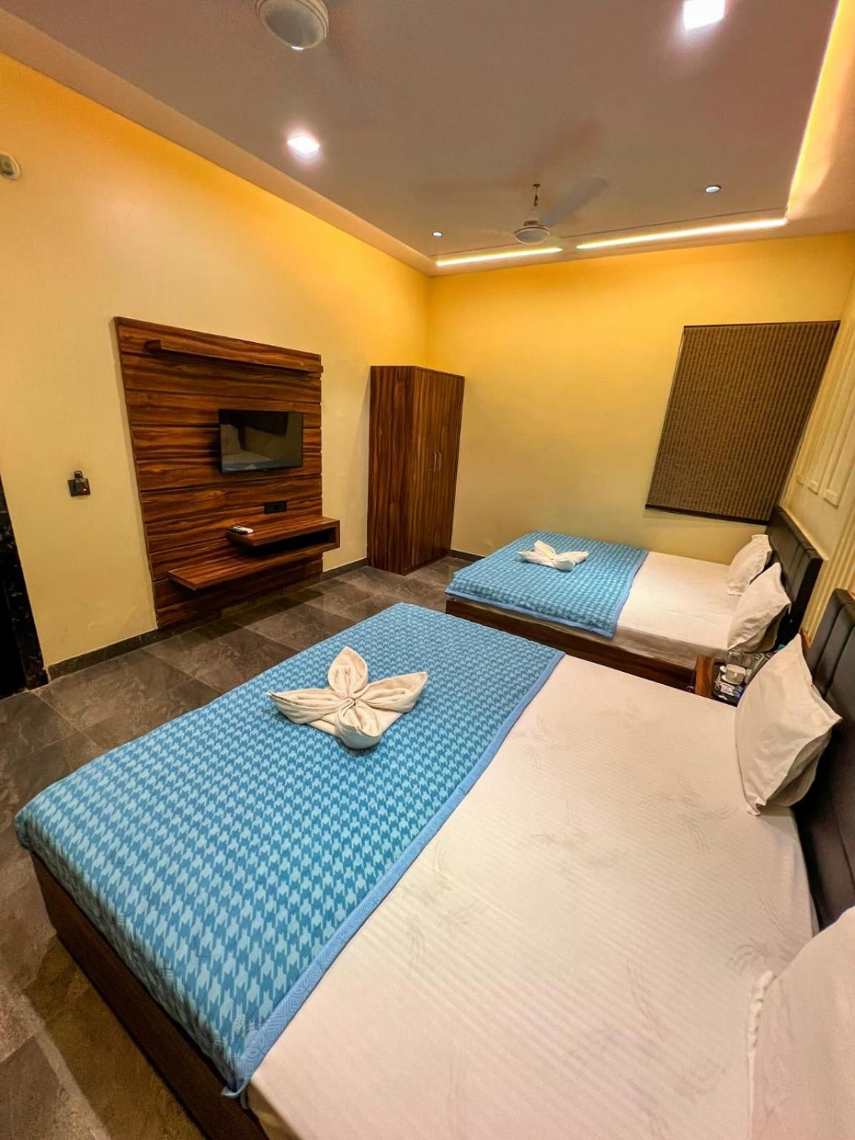Gsm Hotel Vrindavan Bagian luar foto