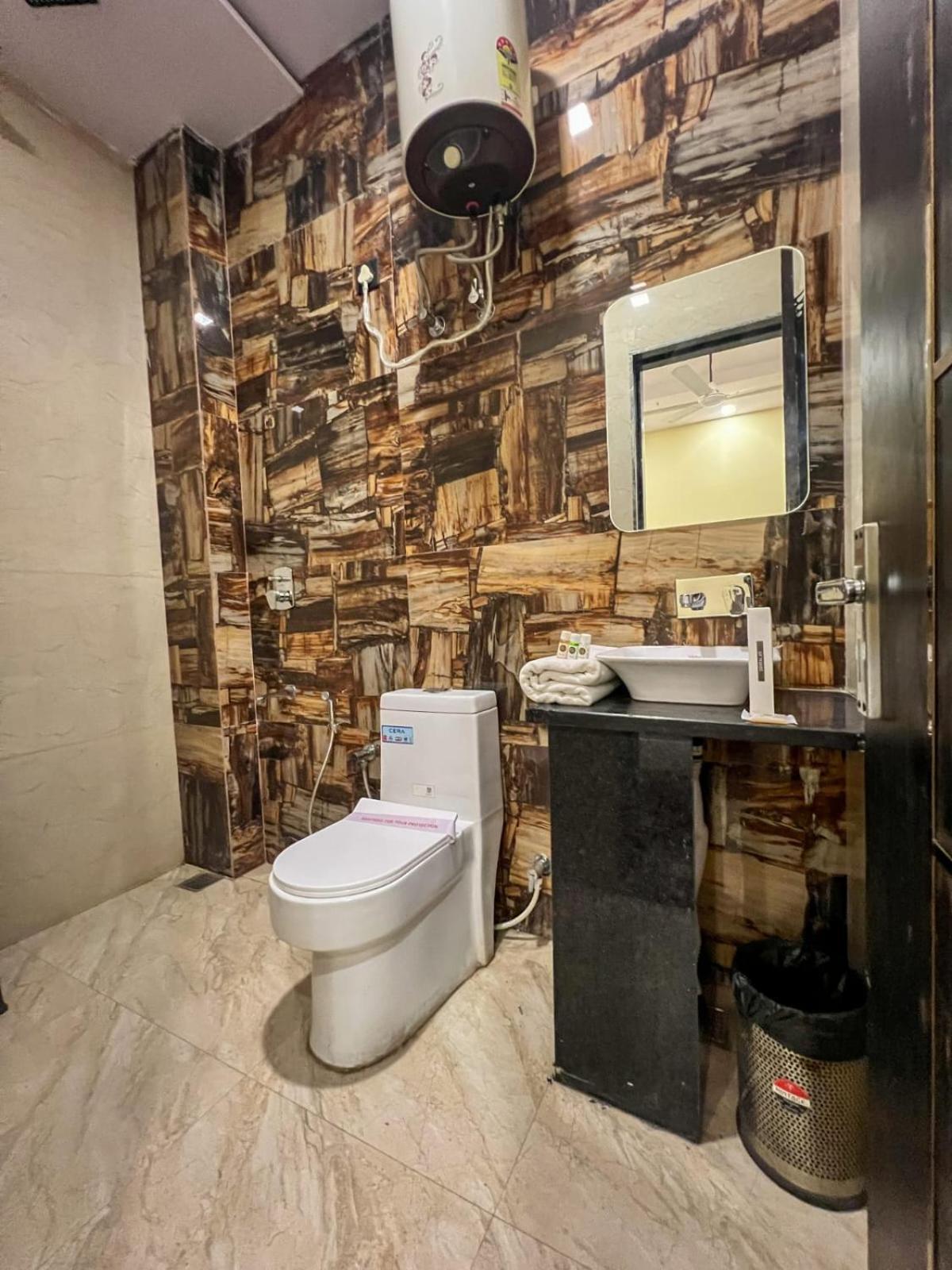 Gsm Hotel Vrindavan Bagian luar foto
